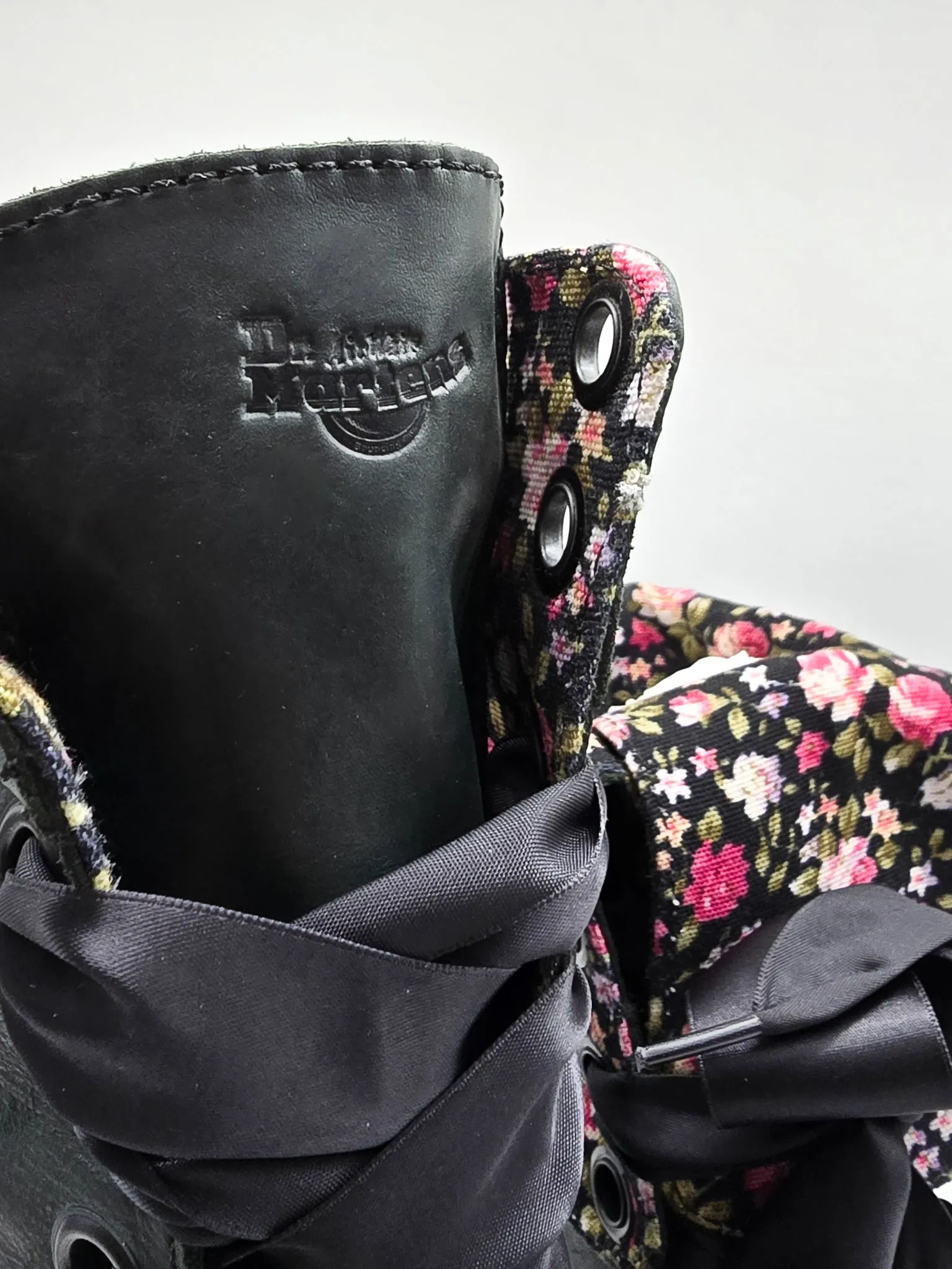 DR. MARTENS TRIUMPH BLACK MIRAGE FLORAL